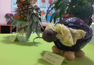 Stworek z czerwonej kapusty, ziemniaków i buraka.