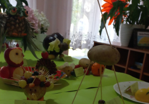 Żyrafa z ziemniaków i wykałaczek oraz jeżyk z owoców.