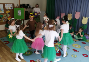 Dzieci witają Wiosnę i żegnają Zimę podczas tańca w kole.