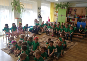 Przedszkolaki z uwagą oglądają przedstawienie.