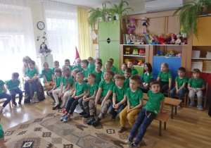 Przedszkolaki z uwagą oglądają przedstawienie.