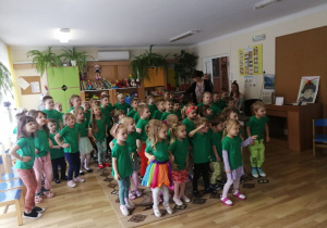 Przedszkolaki podczas zabawy naśladowczej.