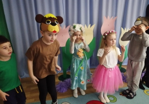 Dzieci z koła teatralnego podczas bajki "Wróżki Pani Wiosny".