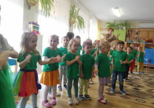 Nasze Maluszki podczas zabawy przy piosence "Krecik".