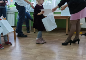 Pola odbiera nagrodę za wyróżnienie.