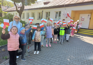 Przedszkolaki i nauczyciele przed budynkiem naszej placówki.