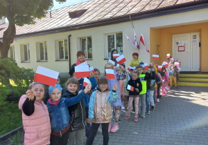 Przedszkolaki i nauczyciele przed budynkiem naszej placówki.