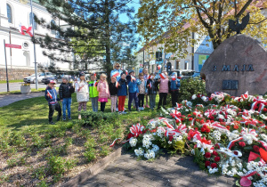 Dzieci z grupy "Promyczki" przy pomniku upamiętniającym uchwalenie Konstytucji 3 Maja.