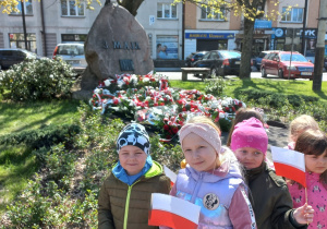 Przedszkolaki przed pomnikiem.