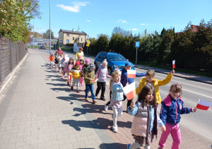 Dzieci maszerują ulicami naszego miasta.