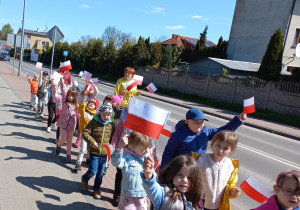 Dzieci maszerują ulicami naszego miasta.