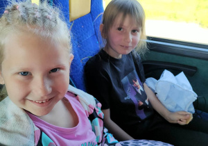 Hania z Lilą na swoich miejscach w autokarze podczas podróży do Łodzi.
