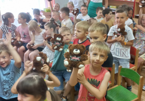 Przedszkolaki trzymają pamiątkowe pluszowe misie.