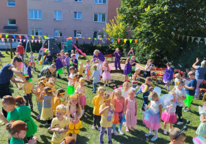 Wesoła zabawa z bańkami mydlanymi na placu przedszkolnym.