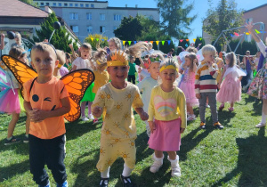 Dzieciaki pozują do zdjęcia w swoich przebraniach, adekwatnych do nazwy grupy.