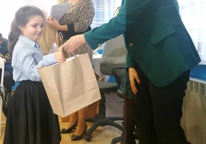 Ala odbiera z rąk Pani Wiceprezydent dyplom i torbę z nagrodą główną.
