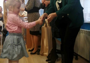 Nela odbiera z rąk Pani Wiceprezydent dyplom i torbę z nagrodą za wyróżnienie.