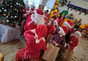 Motylki pozują do zdjęcia z Mikołajem.