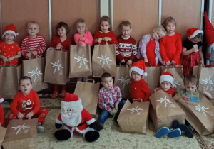 Przedszkolaki z grupy Promyczki z prezentami od św. Mikołaja.