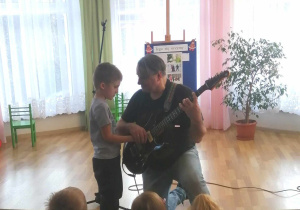 Leon próbuje gry na gitarze elektrycznej.