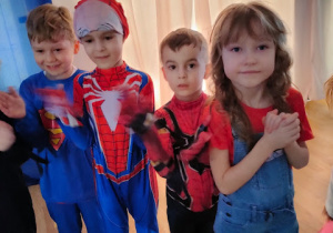 Grupka przedszkolaków w swoich bajkowych przebraniach.