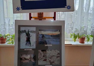 Wystawa fotografii zrobionej przez dzieci z rodzicami.