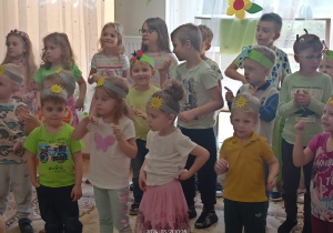 Przedszkolaki w tańcu dla wiosny.