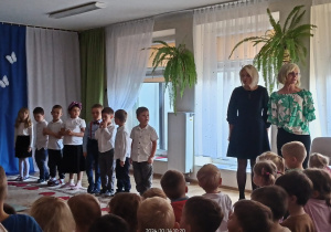 Pani dyrektor składa nauczycielom i pracownikom przedszkola życzenia. Obok stoi pani Grażynka.