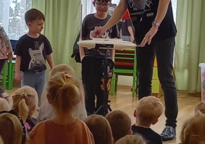 Pan Jacek pokazuje dzieciom, Ignasiowi z 4-latków oraz Wojtkowi z 6-latków, a także wszystkim przedszkolakom, jakie sa zasady gry na thereminie.