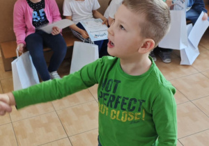 Tymek z grupy 5-latków odbiera z rąk Pani Dyrektor swoje nagrody za udział w wystawie.