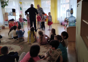 Pan Witek i jego gość podczas zabaw muzycznych z dziećmi.