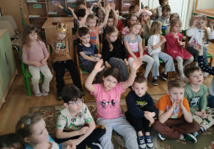 Pan Witek i jego gość podczas zabaw muzycznych z dziećmi.