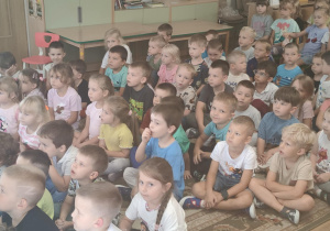 Dzieci w skupieniu słuchają audycji muzycznej.