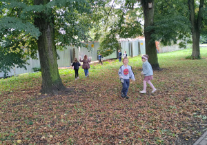 Sprzątamy park przy bibliotece publicznej.