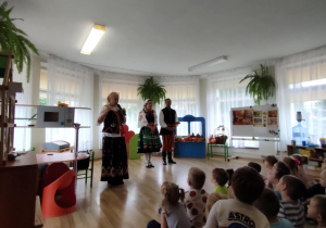 Pani Małgosia tłumaczy dzieciom fenomen tańca ludowego.