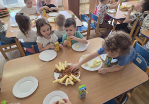 Poczęstunek przy stoliczkach w grupie Jagódki.