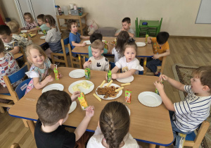 Poczęstunek przy stoliczkach w grupie Jagódki.