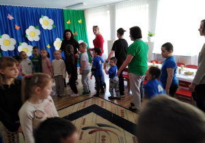 Wspólne zabawy z gośćmi.