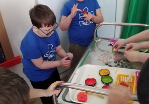Wspólne zabawy z gośćmi. Malowanie farbami.