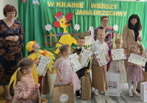 Uczestnicy konkursu pozują do wspólnego zdjęcia.
