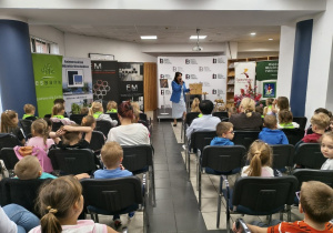 Dzieci słuchają opowieści autorki.