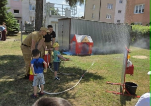 Gaszenie pożaru-ćwiczenia dla dzieci.