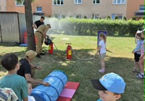 Gaszenie pożaru-ćwiczenia dla dzieci.