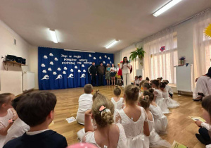Rodzice-dzieciom, występ dla Motylków przygotowany przez rodziców.