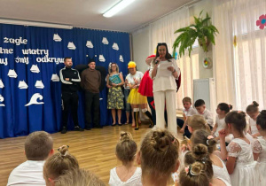 Rodzice-dzieciom, występ dla Motylków przygotowany przez rodziców.