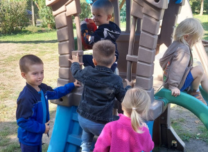 Pierwsza wyprawa Żuczków na przedszkolny plac zabaw!
