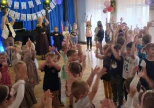Wspólne tańce w przedszkolnej sali.