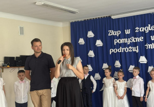 Rodzice dziękują nauczycielom.