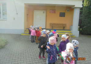Wychodzimy z budynku przedszkola na spacer w poszukiwaniu Pani Jesieni