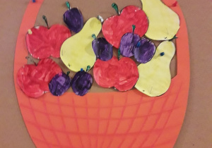 Praca plastyczna "Owoce z naszych sadów w koszu" wykonana przez dzieci z grupy 4-latków